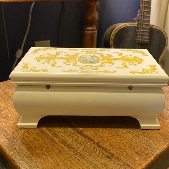 Vintage Avon Jewelry Box - Picture 9 of 11